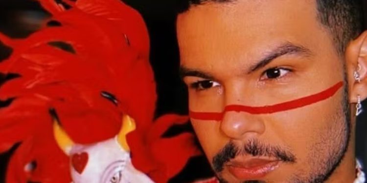 Todo de vermelho, Vyni chega em Parintins e se solta: ‘nossa aventura tribal’