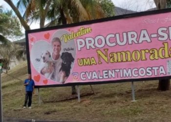 Viúvo rico e carente gasta R$ 40 mil em outdoors em busca de uma namorada 