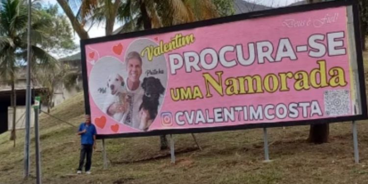 Viúvo rico e carente gasta R$ 40 mil em outdoors em busca de uma namorada 
