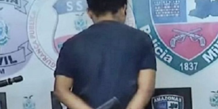 Drogado, homem invade banheiro de mulher mas acaba espancado em Manaus
