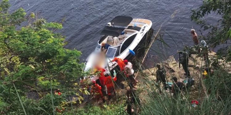 Jovens vão tomar banho em área afastada da praia da Ponta Negra e o pior acontece; veja