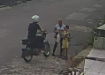 Câmera flagra assaltante de moto levando a bolsa de idosa que caminhava com o neto em Manaus