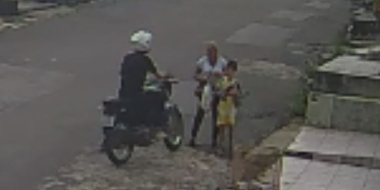 Câmera flagra assaltante de moto levando a bolsa de idosa que caminhava com o neto em Manaus