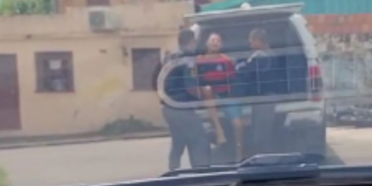 "Mais um 'Amostradinho' pro camburão": jovem foge para a casa da família para não ser preso pela PM em Manaus - vídeos