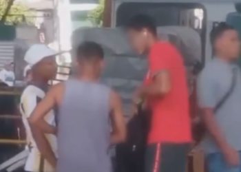 VÍDEO: Estudante é abordado por assaltante em plena luz do dia em terminal de ônibus na Cidade Nova