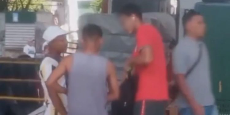VÍDEO: Estudante é abordado por assaltante em plena luz do dia em terminal de ônibus na Cidade Nova