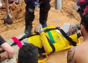 VÍDEO: Homem que construía muro acaba soterrado após barranco ceder na Cidade Nova