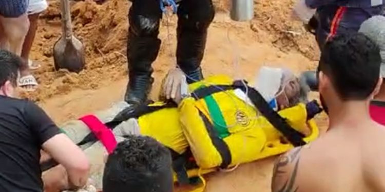 VÍDEO: Homem que construía muro acaba soterrado após barranco ceder na Cidade Nova