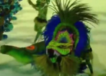 INCRÍVEL: Vídeo mostra cunhã-poranga do Caprichoso se transformando em cobra no meio da performance