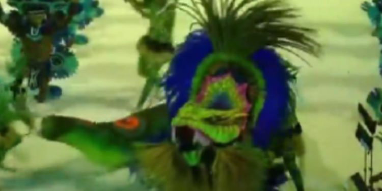 INCRÍVEL: Vídeo mostra cunhã-poranga do Caprichoso se transformando em cobra no meio da performance