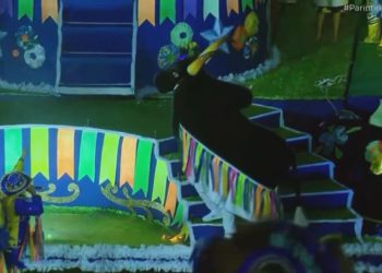 Princípio de incêndio na alegoria é apagado na 'pisada' pelo tripla do boi Caprichoso; veja