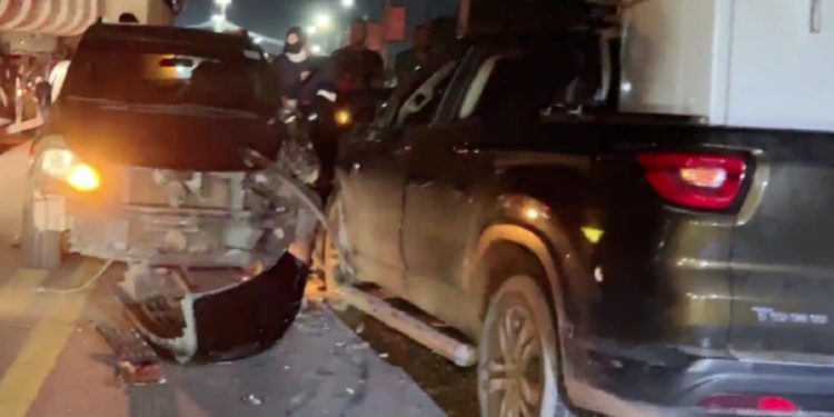Dois carros colidem na BR-174 após tentativa de ultrapassagem mal sucedida