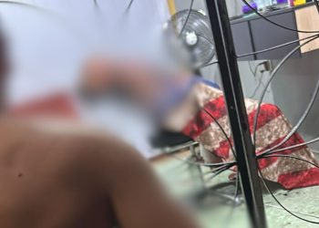 Imagem forte mostra jovem de 21 anos que foi morto a tiros enquanto cortava o cabelo na zona leste de Manaus