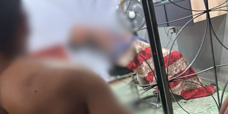 Imagem forte mostra jovem de 21 anos que foi morto a tiros enquanto cortava o cabelo na zona leste de Manaus
