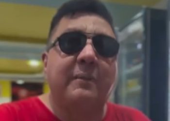 Após sair às pressas da arena para receber atendimento médico, David Assayag comenta: "apenas uma quenturazona"