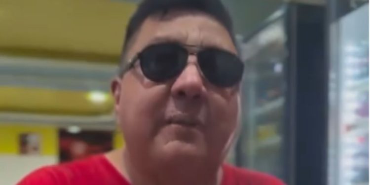 Após sair às pressas da arena para receber atendimento médico, David Assayag comenta: "apenas uma quenturazona"
