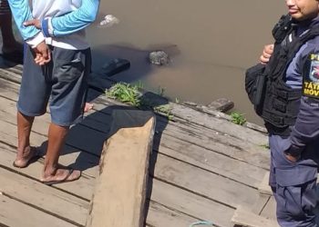 Bombeiros retiram corpo de homem que foi encontrado morto na orla de Manacapuru