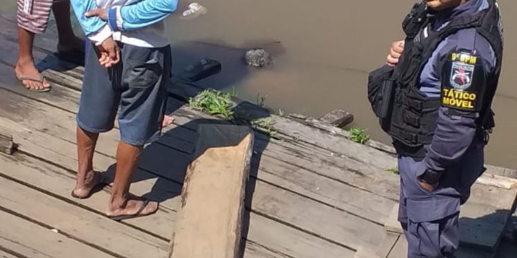 Bombeiros retiram corpo de homem que foi encontrado morto na orla de Manacapuru