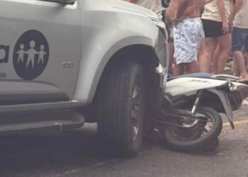 Carro da TV A Crítica atinge mulher que pilotava moto sem capacete em Parintins