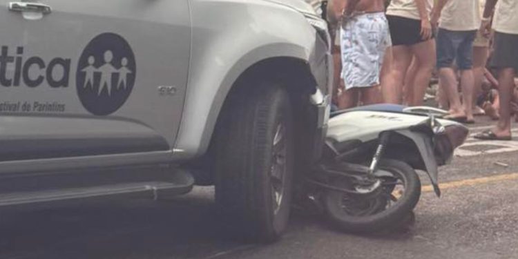 Carro da TV A Crítica atinge mulher que pilotava moto sem capacete em Parintins