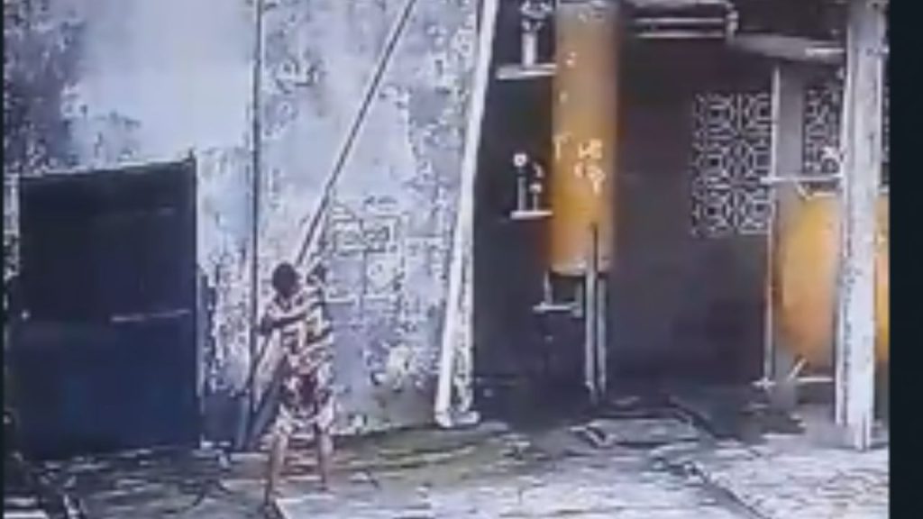 Menino quase morre tentando tirar papagaio de fio com vara de ferro no Amazonas; VÍDEO