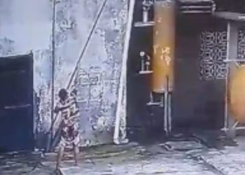 Menino quase morre tentando tirar papagaio de fio com vara de ferro no Amazonas; VÍDEO