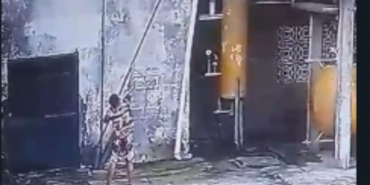 Menino quase morre tentando tirar papagaio de fio com vara de ferro no Amazonas; VÍDEO