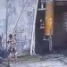 Menino quase morre tentando tirar papagaio de fio com vara de ferro no Amazonas; VÍDEO
