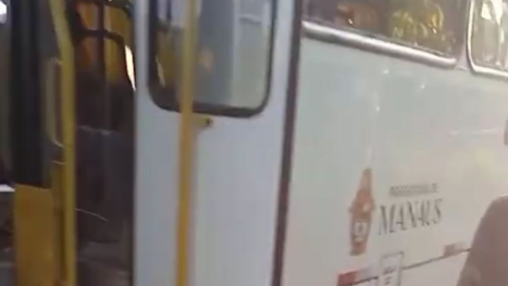 Vídeo mostra motorista contando como bandidos assaltaram ônibus na Avenida Max Teixeira: "Mandaram eu desviar"
