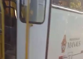 Vídeo mostra motorista contando como bandidos assaltaram ônibus na Avenida Max Teixeira: "Mandaram eu desviar"