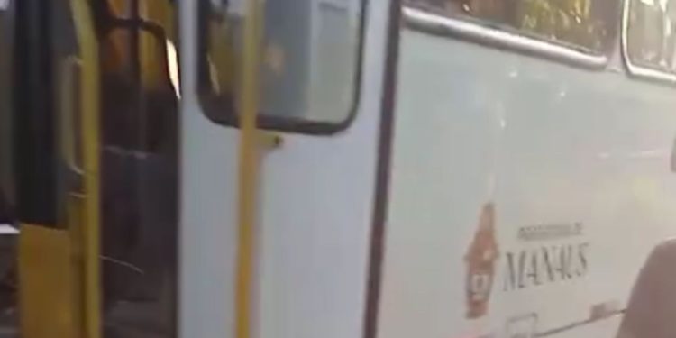 Vídeo mostra motorista contando como bandidos assaltaram ônibus na Avenida Max Teixeira: "Mandaram eu desviar"