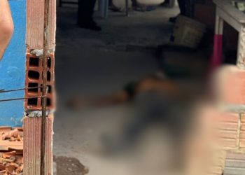 Assaltantes esfaqueiam homem e o deixam clamando por socorro até morrer em Manaus