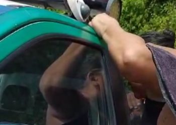 Vídeo: Policial dá bronca em fofoqueira que subiu na viatura para acompanhar ocorrência no Terra Nova