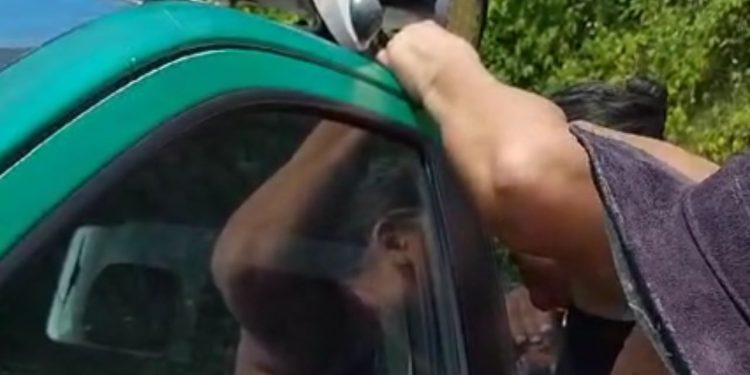 Vídeo: Policial dá bronca em fofoqueira que subiu na viatura para acompanhar ocorrência no Terra Nova