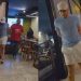 Vídeo: procurado por aplicar golpes em professores, 'Rafa do PCC' sai de restaurante algemado pela polícia em Manaus