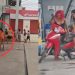 Vídeo: Esperta? 'Cabelo de fogo' é pega no flagra roubando 'cachaça' de grupo de brigava no posto do Zumbi