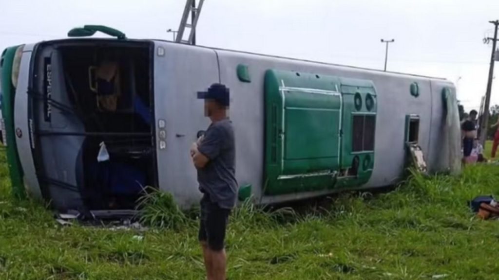 Quadrilheiros de Manaus quase morrem em acidente de ônibus na BR-174