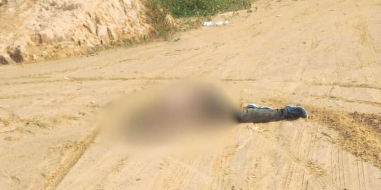 No Distrito 2, homem é achado com marcas de tortura e quatro tiros na cabeça