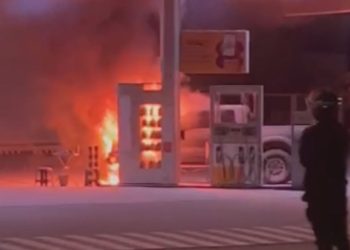Vídeo: Motor de picape superaquece e entra em chamas em posto de gasolina no Tarumã