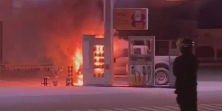 Vídeo: Motor de picape superaquece e entra em chamas em posto de gasolina no Tarumã