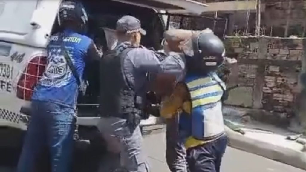 Vídeo mostra preso tentando a todo custo resistir de ser colocado dentro de viatura em Tefé