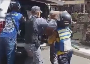 Vídeo mostra preso tentando a todo custo resistir de ser colocado dentro de viatura em Tefé