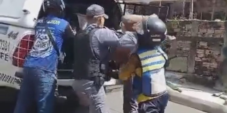 Vídeo mostra preso tentando a todo custo resistir de ser colocado dentro de viatura em Tefé