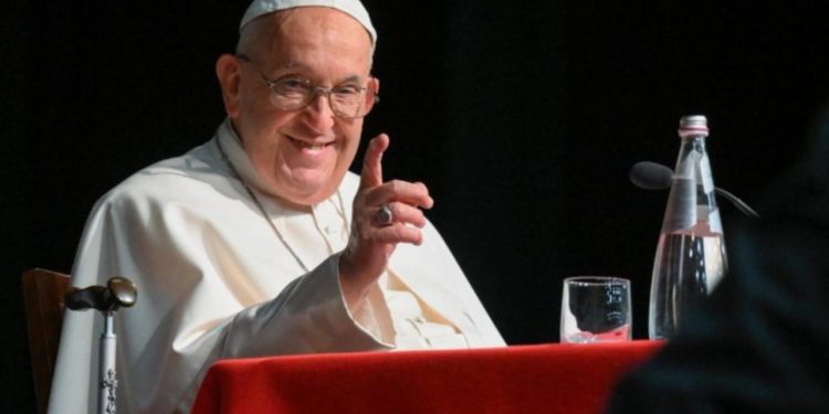 Papa Francisco, a portas fechadas com padres romanos, fala de “vi@dagem” no Vaticano