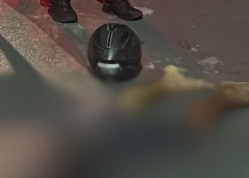 Pistoleiros matam entregador a tiros em Manaus e levam a moto dele; deixaram só o capacete