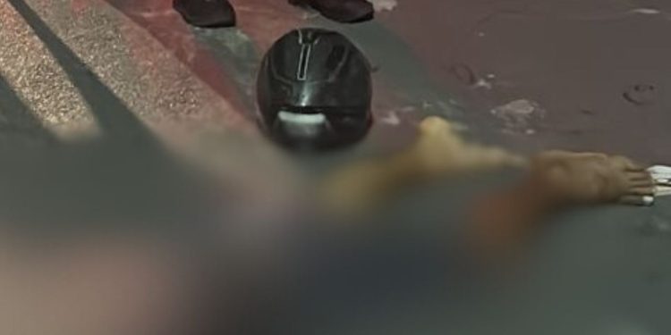 Pistoleiros matam entregador a tiros em Manaus e levam a moto dele; deixaram só o capacete