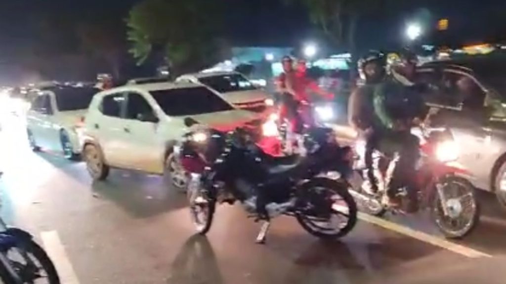 Vídeo: Motociclista desvia de pedestre e acaba caindo com a passageira na avenida das Torres