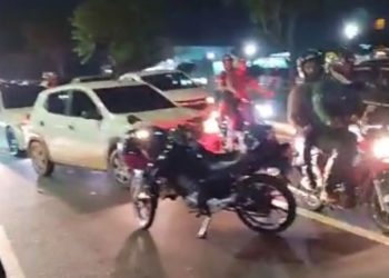 Vídeo: Motociclista desvia de pedestre e acaba caindo com a passageira na avenida das Torres