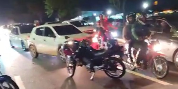 Vídeo: Motociclista desvia de pedestre e acaba caindo com a passageira na avenida das Torres