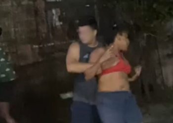 Vizinhos invadem casa para salvar menino autista que era mantido sem comida e água no quintal; VÍDEO